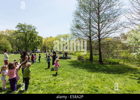 Bambini che giocano, Grade School una gita di classe, al Central Park di New York, Stati Uniti d'America Foto Stock