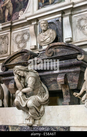 Michelangelo si trova la cripta della chiesa della Basilica di Santa Croce, Firenze, Italia Foto Stock