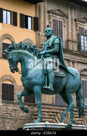 Statua equestre in bronzo di Cosimo I si trova in Piazza della Signoria, Firenze, Italia Foto Stock