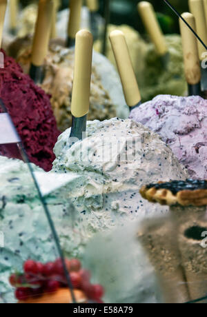 Una varietà di gusti di gelato a fornitori shop, Firenze, Italia Foto Stock