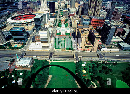 Ombra del Gateway Arch sul centro di St.Louis, Missouri Foto Stock