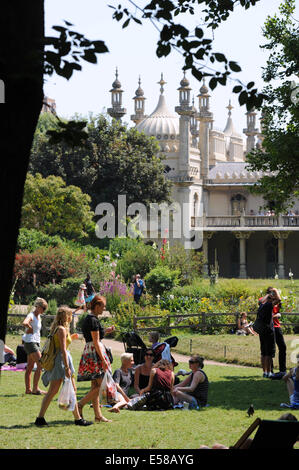 Brighton, Sussex, Regno Unito. 23 Luglio, 2014. Persone piace l'ondata di caldo a Brighton il Pavilion Gardens come temperature aumentato vertiginosamente in tutta la Gran Bretagna oggi di nuovo Credito: Simon Dack/Alamy Live News Foto Stock