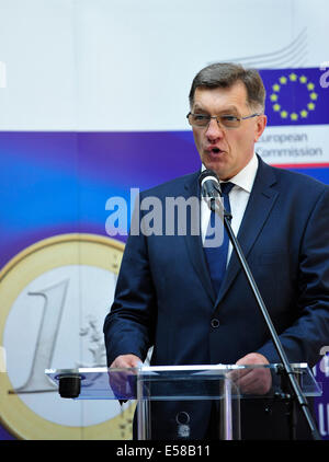 Bruxelles, Belgio. 23 Luglio, 2014. Primo ministro lituano, Algirdas Butkevicius risolve una cerimonia che celebra l'Unione della Lituania di Eurozona dopo approvazione formale da parte di un incontro presso la sede centrale dell'UE a Bruxelles, la capitale del Belgio, 23 luglio, 2014. La Lituania è impostato ad adottare l'euro il 1 o gennaio 2015, e diventerà il diciannovesimo membro della zona euro dei 28 paesi dell'Unione europea. Credito: Voi Pingfan/Xinhua/Alamy Live News Foto Stock