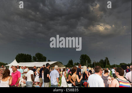 Maltempo in avvicinamento al Festival di Brentwood. Foto Stock