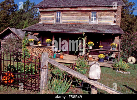 Una storica log cabin presso il Museo degli Appalachi,Tennessee Foto Stock