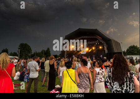 Il maltempo si avvicina al Brentwood Festival nell'Essex, Regno Unito. Foto Stock