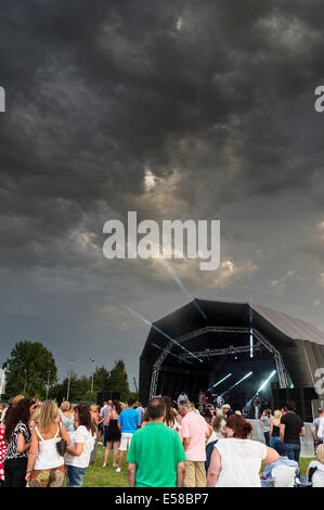 Maltempo in avvicinamento al Festival di Brentwood. Foto Stock