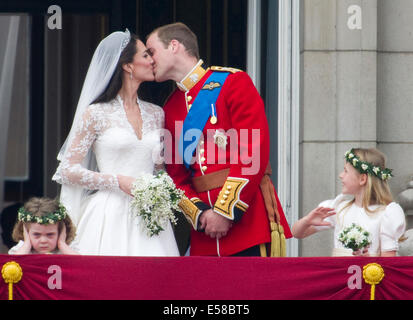 Il Royal Wedding kiss con S.A.R. Kate Duchessa di Cambridge e S.A.R. il Principe William Foto Stock