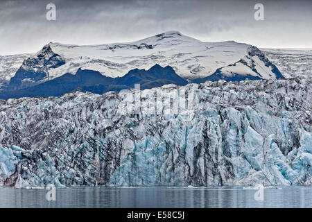 Pareti di ghiaccio- Jokulsarlon laguna glaciale, Breidarmerkurjokull ghiacciaio Vatnajokull calotta di ghiaccio, Islanda Ash visto nel ghiaccio a causa volc Foto Stock