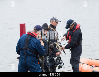 Cleveland polizia unità marine cercando nuotatore mancanti nel Fiume Tees a Stockton on Tees. Foto Stock
