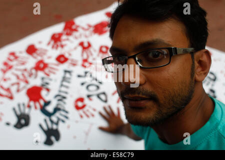 Dacca in Bangladesh. 23 Luglio, 2014. "Palestina movimento di solidarietà del Bangladesh" organizzato grand rally e reso protestare che mostra "Cartellino rosso per Israele" di fronte central Shohod Minar Dhaka. Poiché lo scorso 16 giorni di combattimenti che ha ucciso almeno 570 palestinesi. Credito: zakir hossain chowdhury zakir/Alamy Live News Foto Stock