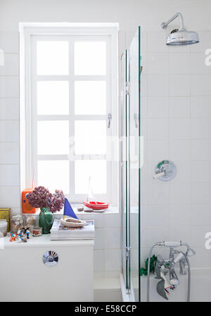 La doccia sopra la vasca da bagno in un bagno moderno, di Primrose Hill, London, Regno Unito Foto Stock