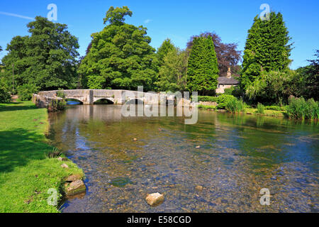 Sheepwash ponte sul fiume Wye a Ashford in acqua, Derbyshire, Parco Nazionale di Peak District, Inghilterra, Regno Unito. Foto Stock