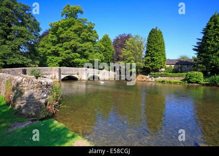 Sheepwash ponte sul fiume Wye a Ashford in acqua, Derbyshire, Parco Nazionale di Peak District, Inghilterra, Regno Unito. Foto Stock