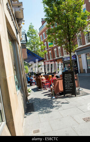 Persone mangiare il pranzo all'aperto su una soleggiata giornata estiva nell'Hockley area città di Nottingham, Inghilterra, Regno Unito Foto Stock