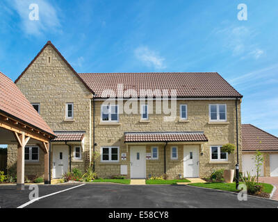 Nuova casa con porta auto in Coppins, Corsham, Wiltshire, Regno Unito. Foto Stock