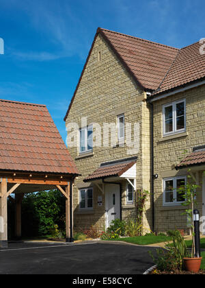 Nuova casa con porta auto in Coppins, Corsham, Wiltshire, Regno Unito. Foto Stock