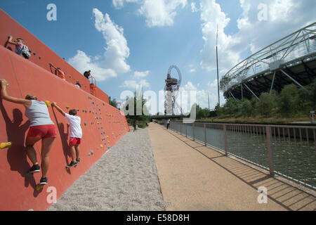 Stratford, Londra, Regno Unito. 23 Luglio, 2014. I membri del pubblico gioca su una parete di arrampicata su una calda giornata presso la Queen Elizabeth parco olimpico di Stratford East London Credit: amer ghazzal/Alamy Live News Foto Stock