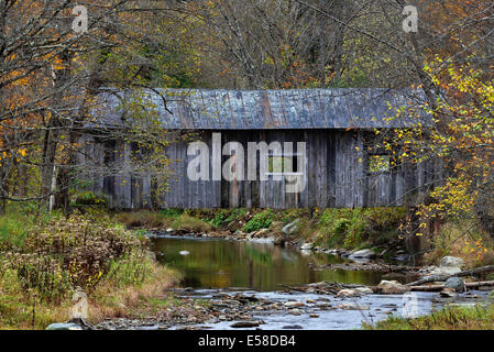 MacMillan ponte coperto in autunno, Grafton, Vermont, USA Foto Stock