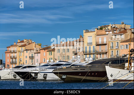 Saint-Tropez waterfront architettura e yachts, Provenza, Francia Foto Stock