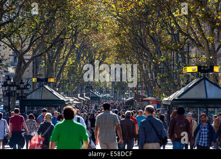 I turisti e gli spagnoli si affollano la famosa Rambla, Barcelona, Spagna Foto Stock