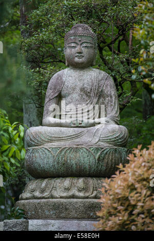 Statua di Buddha in dei giardini presso il Tempio di Ryoanji, Kyoto, Giappone Foto Stock