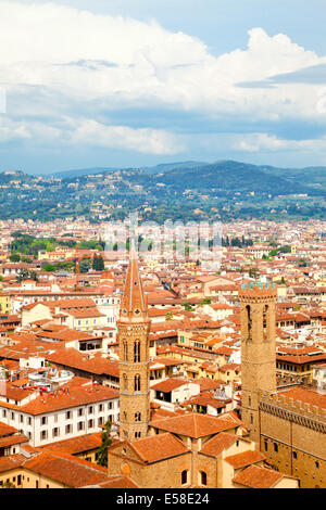 Vista al di sopra del Campanile della Badia Fiorentina e la torre del Palazzo del Popolo di Firenze, Italia Foto Stock