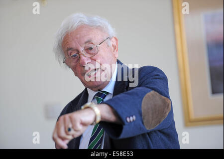 Porthcawl, Wales, Regno Unito. 23 Luglio, 2014. Brian Huggett MBE, il Welsh professional golfer mette in mostra il suo nuovo orologio Rolex che è stato presentato dal Tour Europeo chief George O'Grady nella clubhouse del Royal Porthcawl Golf Club in Galles del Sud davanti al Senior Open Golf Tournament che inizia domani. Credito: Phil Rees/Alamy Live News Foto Stock