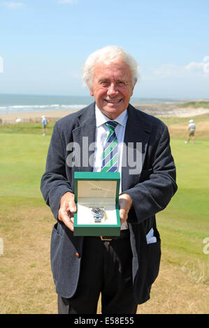 Porthcawl, Wales, Regno Unito. 23 Luglio, 2014. Brian Huggett MBE, il Welsh professional golfer è presentato con un nuovo orologio Rolex dal Tour Europeo chief George O'Grady nella clubhouse del Royal Porthcawl Golf Club in Galles del Sud davanti al Senior Open Golf Tournament che inizia domani. Credito: Phil Rees/Alamy Live News Foto Stock