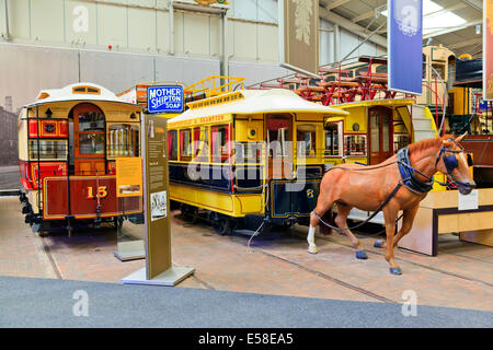Inizio Cavallo e tram del XIX secolo nel Crich tramvia museo del villaggio Foto Stock