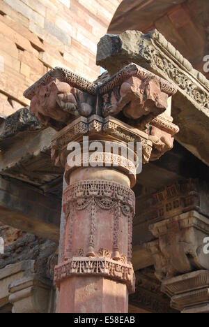 Qutab Minar moschea, Delhi, India. La moschea con ornamenti indù rubato da templi indù. Foto Stock