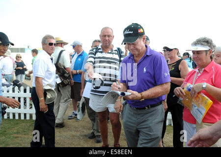 Porthcawl, Wales, Regno Unito. 23 Luglio, 2014. Tom Watson il golfista americano firma autografi per i fan al di fuori del media center in anticipo del Senior Open Golf Tournament al Royal Porthcawl Golf Club nel Galles del Sud, che inizia domani. Credito: Phil Rees/Alamy Live News Foto Stock