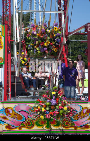 Tatton Park, Manchester, Regno Unito. 23 Luglio, 2014. Decorate ruota panoramica Ferris della RHS - Royal Horticultural Society carnevale-evento a tema a Tatton Park. Impostare nella magnifica parklands, RHS Flower Show Tatton Park è una celebrazione dei migliori nel giardinaggio con una vibrante atmosfera di carnevale. La mostra dei fiori aperti per i soci RHS Mercoledì, prima della completa apertura pubblica giovedì a domenica. Credito: Mar fotografico/Alamy Live News. Foto Stock