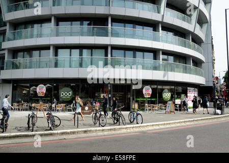 Pod buon cibo con persone di passaggio e portabiciclette esterno, Old Street, Londra Inghilterra Gran Bretagna REGNO UNITO Foto Stock