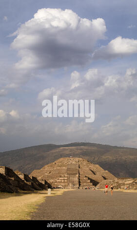 Due turisti femmina a piedi lungo il Viale dei Morti con la Piramide del Sole nel baskground a Teotihuacan, Messico. Foto Stock