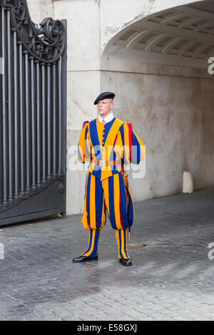 Membro della Guardia Svizzera Pontificia presso la Basilica di San Pietro, il Vaticano nel tradizionale giallo e blu e rosso uniforme con striping Foto Stock