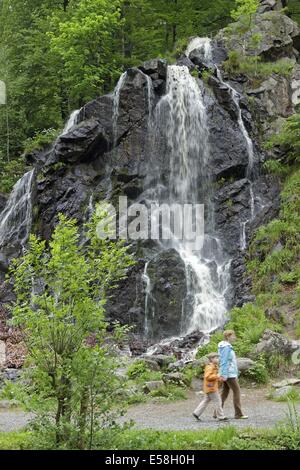 Madre e figlio passato a piedi cascata Radau, Bad Harzburg, Bassa Sassonia, Germania Foto Stock