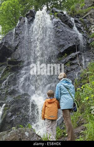 La madre e il figlio a cascata Radau, Bad Harzburg, Bassa Sassonia, Germania Foto Stock