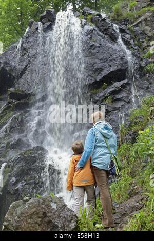 La madre e il figlio a cascata Radau, Bad Harzburg, Bassa Sassonia, Germania Foto Stock