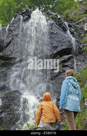 La madre e il figlio a cascata Radau, Bad Harzburg, Bassa Sassonia, Germania Foto Stock