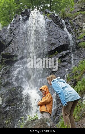 La madre e il figlio a cascata Radau, Bad Harzburg, Bassa Sassonia, Germania Foto Stock