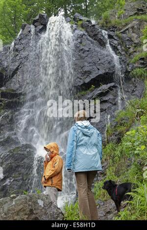 La madre e il figlio a cascata Radau, Bad Harzburg, Bassa Sassonia, Germania Foto Stock