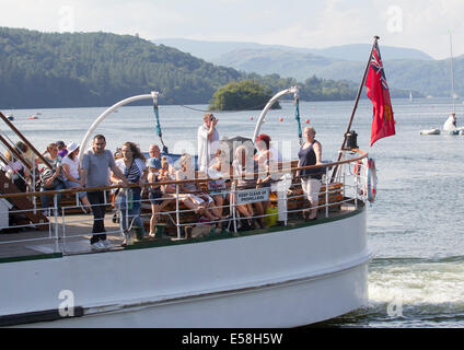 Lago di Windermere Cumbria Regno Unito 23 luglio 2014 Bowness on Windermere turisti prendere vantaggio di tempo soleggiato su e intorno al lago di Windermere vaporizzatore MV Teal a Bowness Credito: Gordon Shoosmith/Alamy Live News Foto Stock