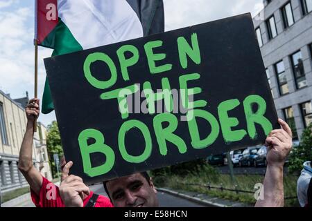 Berlino, Germania. 23 Luglio, 2014. Manifestanti con un segno a leggere 'Aprire la frontiera" protesta contro la chiusura del confine con la striscia di Gaza da parte dell'Egitto presso l'ambasciata egiziana di Berlino, Germania, 23 luglio 2014. Foto: Paolo Zinken/dpa/Alamy Live News Foto Stock