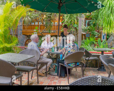 Persone mangiare al sole cane Cafe a Mongoose Junction, Cruz Bay St John, Isole Vergini Americane Foto Stock