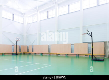 Emptry indoor campi da tennis nella grande sala sportiva Foto Stock