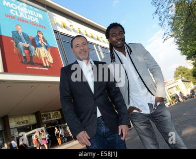 Berlino, Germania. 23 Luglio, 2014. Direttore francese Philippe de Chauveron (l) e l'attore Noom Diawara arriva per la Germania premiere di 'Monsieur Claude e le sue figlie" Kino International a Berlino, Germania, 23 luglio 2014. Il film è mostrato dal 24 luglio in tedesco cinema. Foto: Britta Pedersen/dpa/Alamy Live News Foto Stock