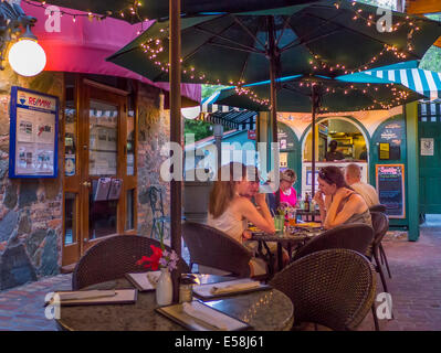 Persone mangiare al sole cane Cafe a Mongoose Junction, Cruz Bay St John, Isole Vergini Americane Foto Stock