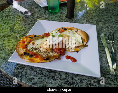 Piatto di cibo nel sole cane Cafe a Mongoose Junction, Cruz Bay St John, Isole Vergini Americane Foto Stock