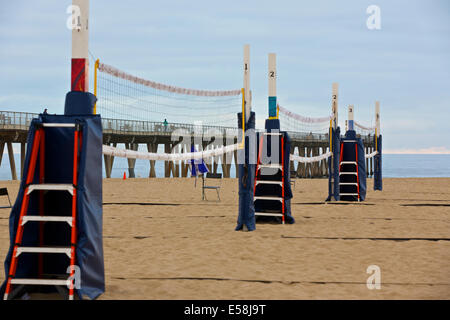 Spiaggia vuota prima di un beach volley corrispondono, Hermosa Beach, California, Stati Uniti d'America. Foto Stock